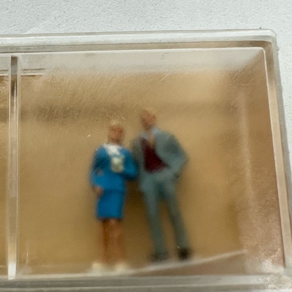 Vintage (New) PREISER HO Scale 58 Bridal Party Set Priest Bride Groom Guests - Picture 5 of 9